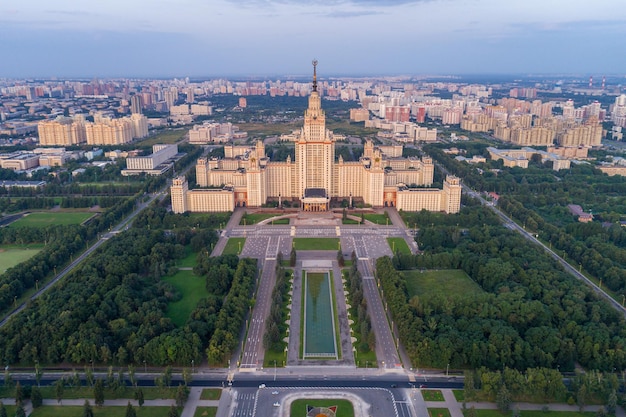 Campus principal de l'université d'État de Moscou et parc verdoyant. Russie. Vue aérienne.