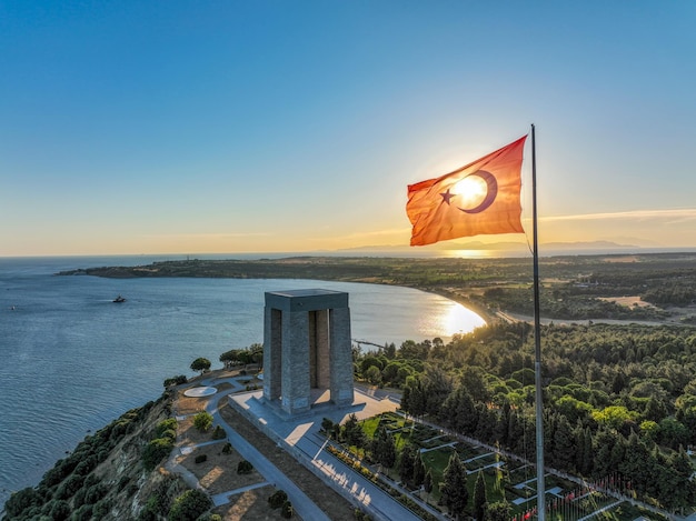 Canakkale Turquie Péninsule de Gallipoli où les batailles terrestres et maritimes de Canakkale ont eu lieu pendant la première guerre mondiale Monument des martyrs et Anzac Cove Séance photo avec drone dans un paysage au coucher du soleil