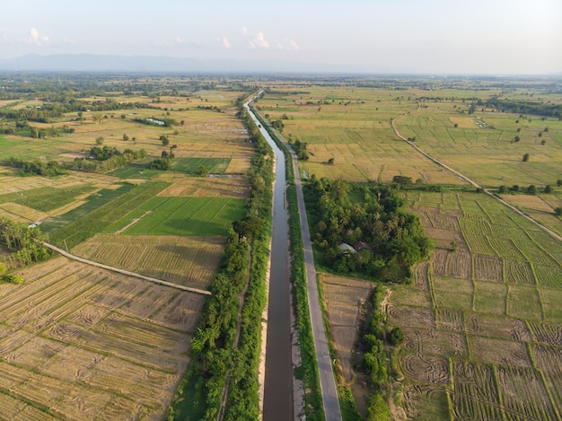 Canal agricole avec tunnel fluvial en soirée