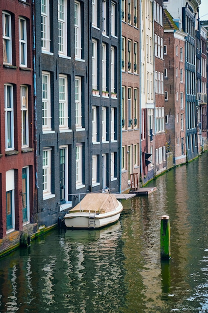 Canal d'Amsterdam Damrak avec maisons, Pays-Bas