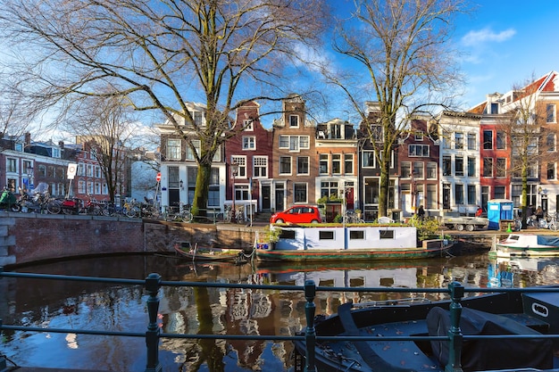 Canal d'Amsterdam avec maisons hollandaises