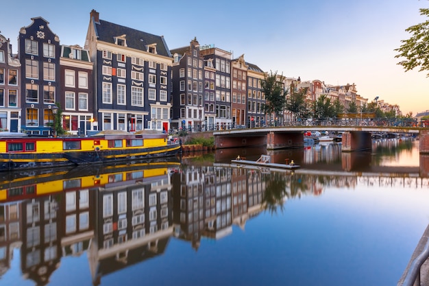 Canal d'Amsterdam Singel avec maisons hollandaises, Hollande