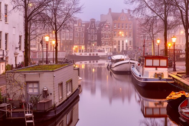 Photo canal d'amsterdam avec zuiderkerk