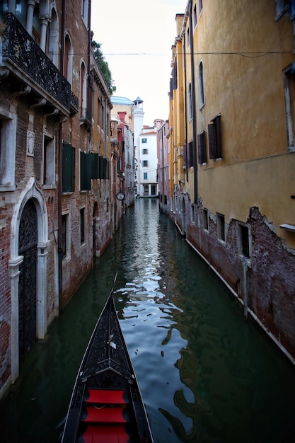 Canal au milieu des bâtiments contre le ciel