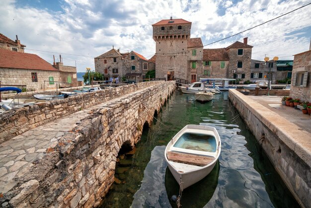 Canal au milieu des bâtiments de la ville contre le ciel