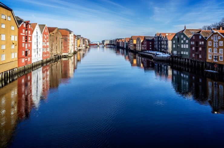 Photo canal au milieu des bâtiments de la ville contre le ciel