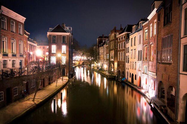 Canal au milieu des bâtiments de la ville la nuit