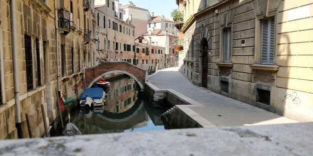 Canal au milieu des bâtiments de la ville