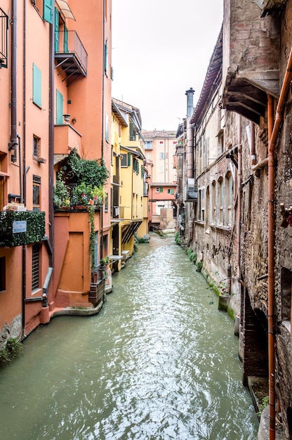 Photo canal au milieu des bâtiments de la ville