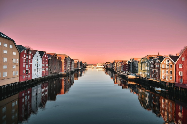Photo canal au milieu des maisons contre le ciel au coucher du soleil