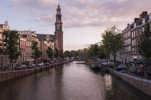 Canal au milieu de la ville contre le ciel au crépuscule