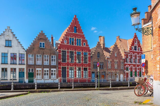 Canal de Bruges avec de belles maisons médiévales colorées le matin en Belgique