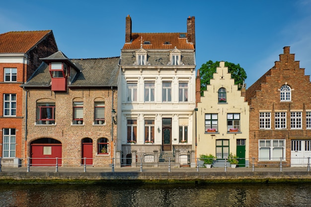 Canal de Bruges et maisons anciennes. Bruges, Belgique
