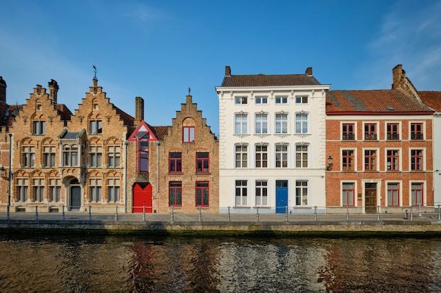 Canal de Bruges et maisons anciennes. Bruges, Belgique