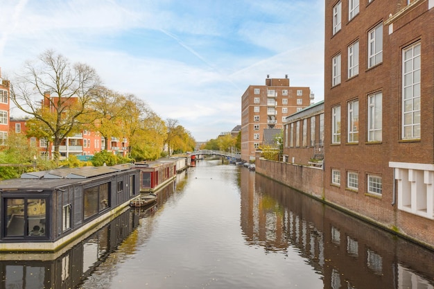 Un canal dans la ville d'amsterdam avec des maisons