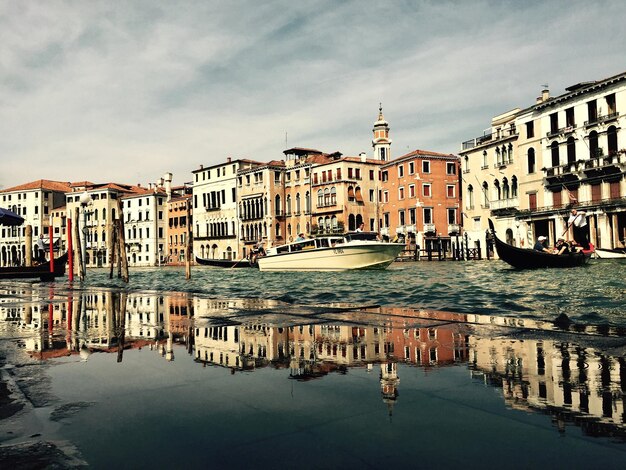 Photo canal dans la ville contre le ciel