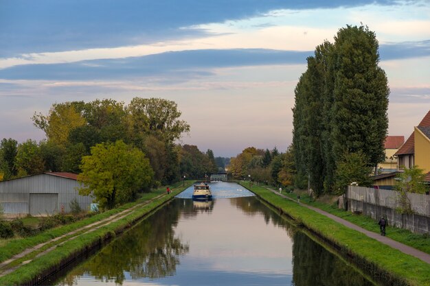 Canal du Rhin à Saverne soirée d'automne