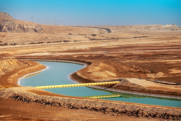 Canal avec de l'eau de la mer Morte dans le désert Israël