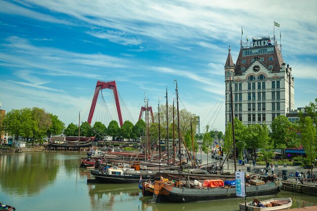 Photo canal d'eau avec des navires dans une grande ville