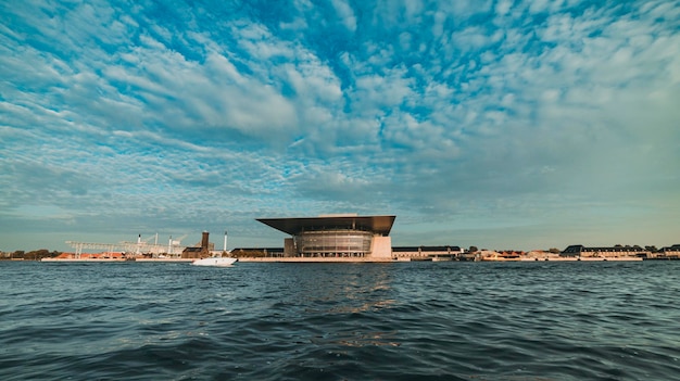 Canal d'eau avec l'Opéra de Copenhague en arrière-plan