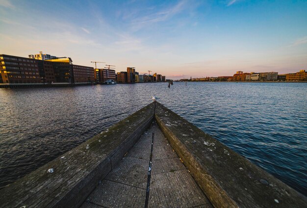 Canal d'eau de la ville avec bâtiments modernes