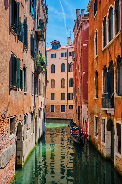 Canal étroit avec gondole à Venise, Italie