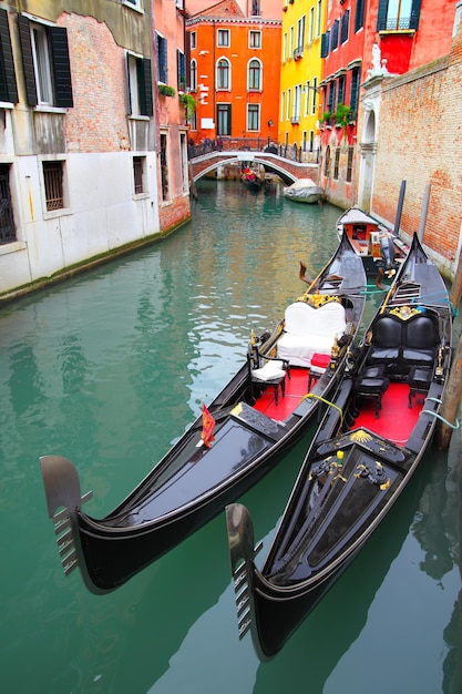 Canal étroit avec des gondoles à Venise, Italie