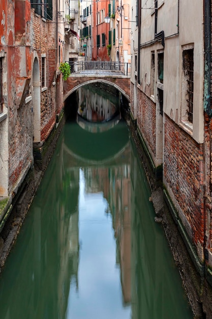 Canal étroit avec pont à Venise Italie Architecture et point de repère de Venise