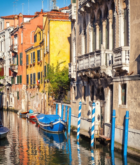 Canal étroit traditionnel à Venise, en Italie. Vieux bâtiments médiévaux avec un balcon de la Renaissance.