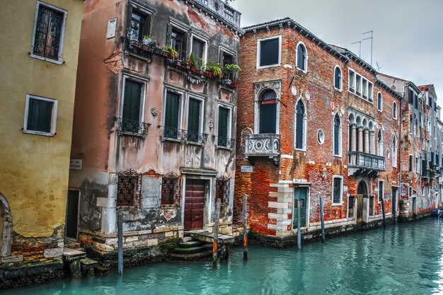 Canal étroit à Venise Italie