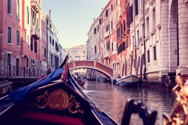 Canal étroit à Venise vue depuis la gandole