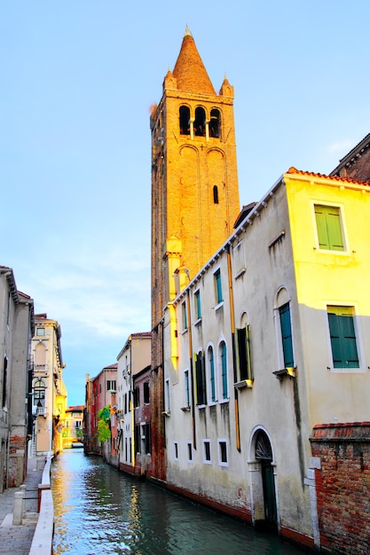 Canal étroit et vieux clocher à Venise, Italie