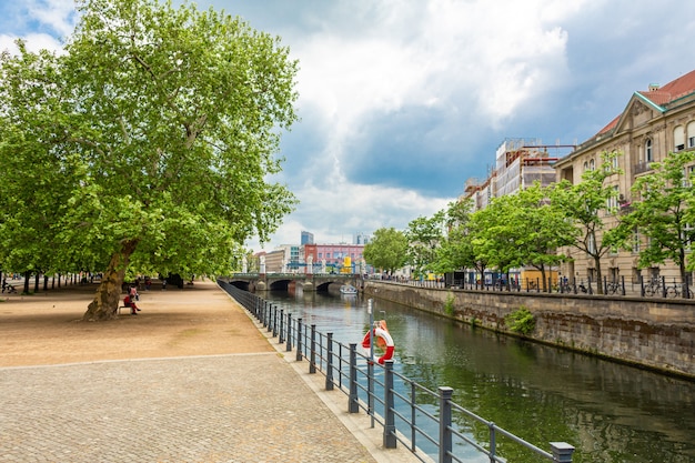 Un canal fluvial dans une ville européenne. Belle journée ensoleillée pour marcher