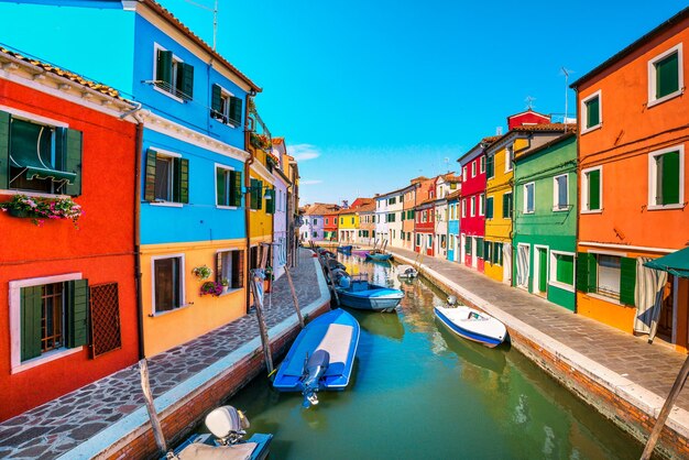Canal de l'île de Burano maisons colorées et bateaux Italie