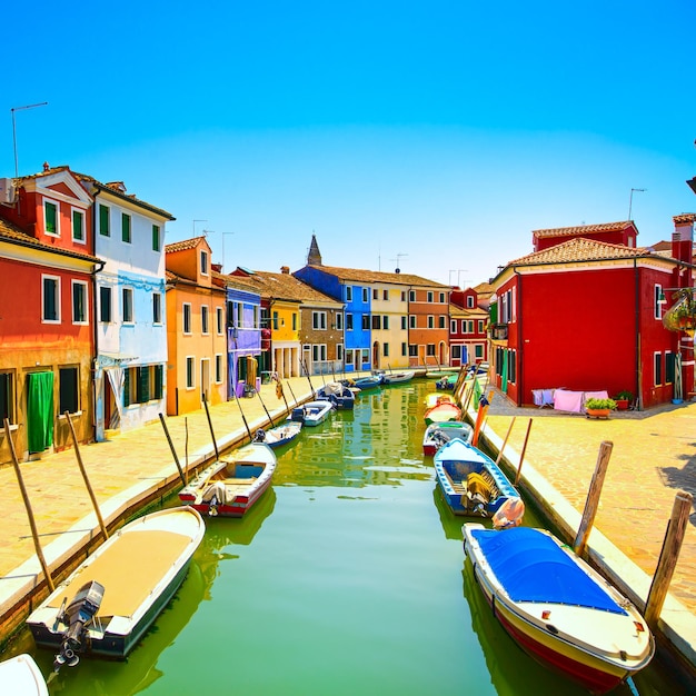 Canal de l'île de Burano maisons colorées et bateaux Italie