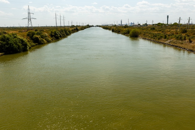Canal d'irrigation, canal d'eau dans le district de Shieli, région de Kyzylorda, Kazakhstan