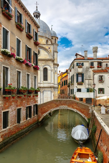 Canal latéral coloré et pont à Venise Italie