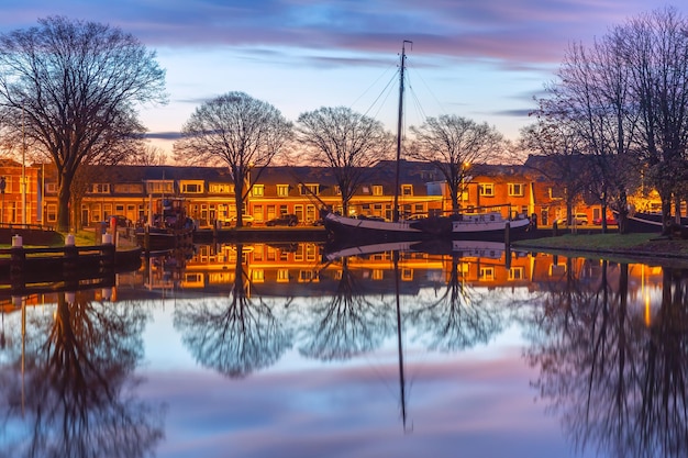 Canal de Leiden au lever du soleil