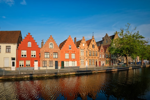 Canal et maisons anciennes. Bruges Brugge, Belgique