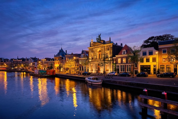 Canal et maisons le soir Haarlem Pays-Bas