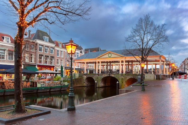 Canal de nuit Leiden oude rijn et pont Koornbrug à l'illumination de Noël aux Pays-Bas