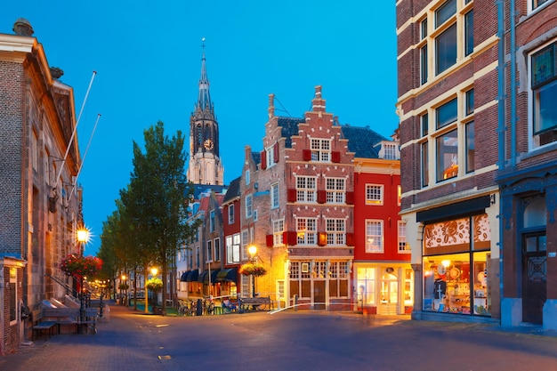 Canal de nuit, maison hollandaise typique et protestante gothique Nieuwe Kerk, nouvelle église, à Delft, Hollande, Pays-Bas