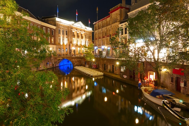Canal oudegracht et pont dans les illuminations colorées de nuit Utrecht Pays-Bas