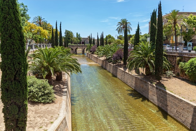 Canal de Palma de Majorque avec eau relié à la mer.