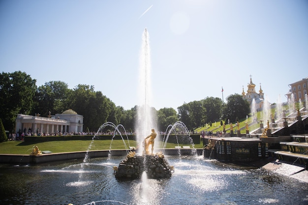 Le canal de Peterhof à côté de la fontaine Samson Peterhof Palace and Park Ensemble juillet 2022