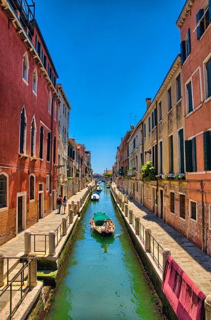 Canal pittoresque avec bateaux Venise Italie HDR