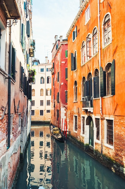 Canal pittoresque avec des bâtiments anciens à Venise, Italie