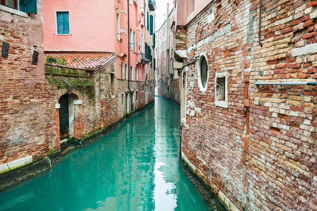 Canal pittoresque avec des bâtiments anciens à Venise, Italie.