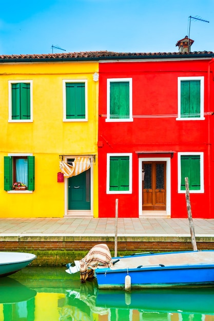 Canal pittoresque avec des bâtiments colorés sur l'île de Burano, Venise, Italie