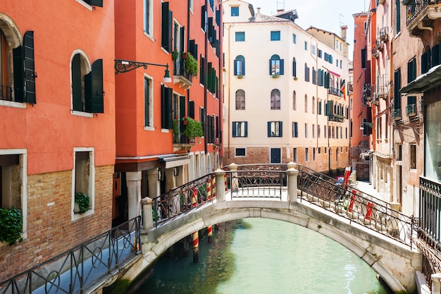Canal pittoresque avec des bâtiments colorés à Venise, Italie